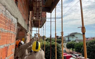 Bombeiros socorrem trabalhador vítima de choque elétrico em construção 